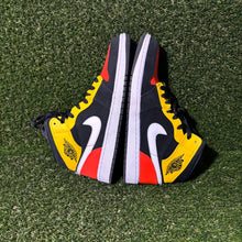 Load image into Gallery viewer, Size 9.5 - Air Jordan 1 SE Mid Amarillo
